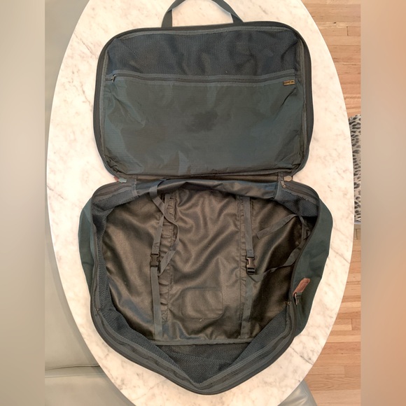 Vintage Eddie Bauer soft suitcase in classic forest green with tan leather trim - Picture 8 of 15